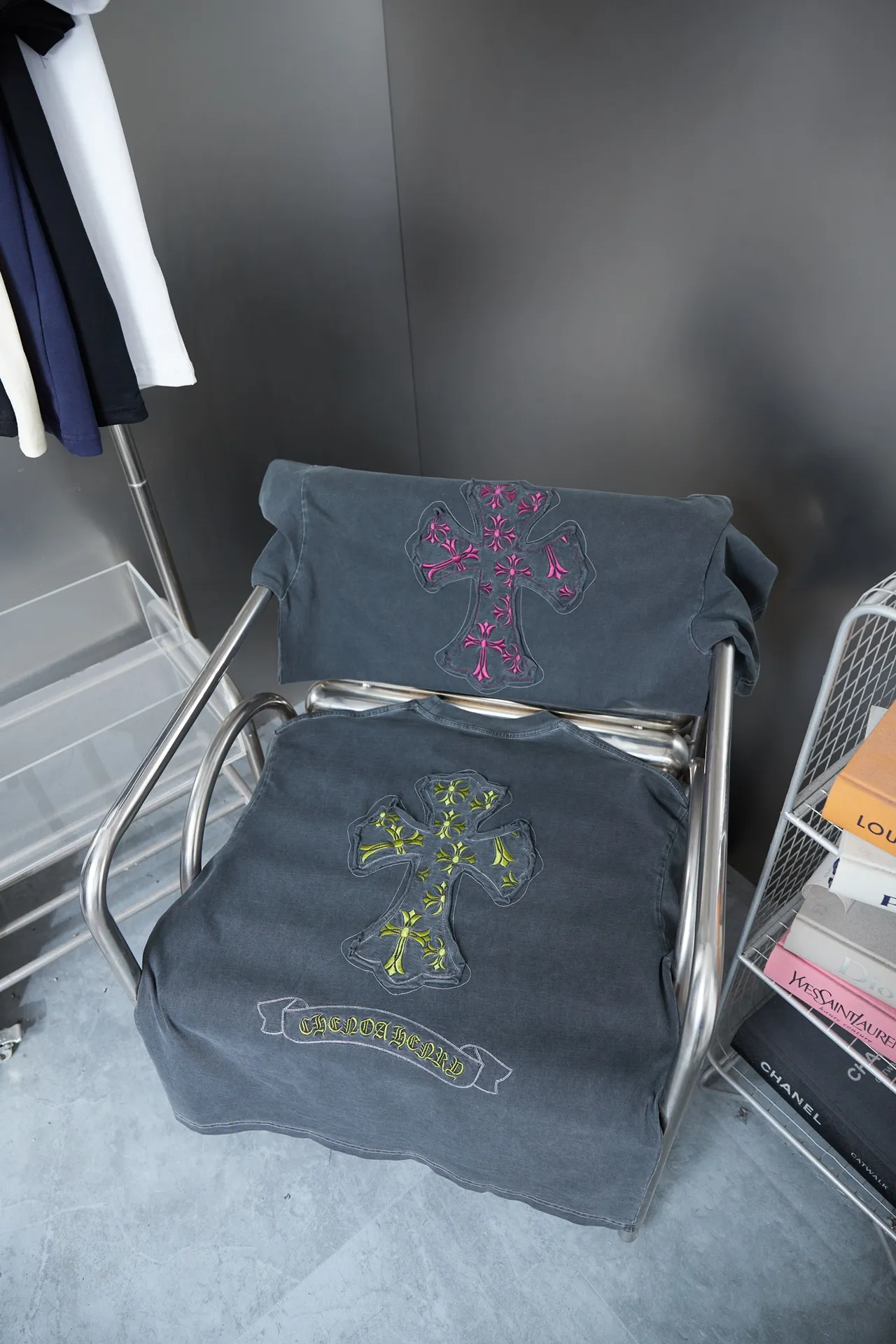 🅿️230 Ch*ome Hearte 25SS early spring new style Croix heart patch embroidered logo short sleeves Light luxury essential item for daily commuting for men and women Correct version Welcome to compare Detailed features · 320g 100% pure cotton double yarn jersey fabric · Custom dyed in the same vat with special thickened 32 count double-ply 1X1 thread · Front and back patch embroidery of Croix heart pattern · Ready-made garment dyeing Then do the faded fried snowflake process, then wash and make it look old · General washing to improve the effect · Double-needle stitching and seam-crossing process · Original main mark, washed tag, brand moisture-proof paper packaging Color: black gray red/black gray yellow Size: S/M/L/XL